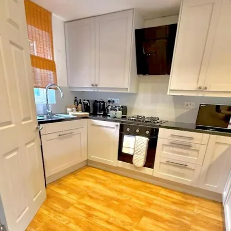 Ferienhaus Beautiful 4-br! Outdoor Seating! 2 Free Parking! Sleep 9