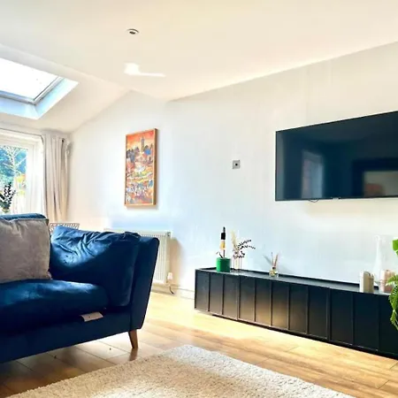 Beautiful 4-br! Outdoor Seating! 2 Free Parking! Sleep 9 Сasa de vacaciones Mánchester