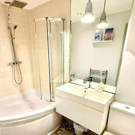 Beautiful 4-br! Outdoor Seating! 2 Free Parking! Sleep 9 Сasa de vacaciones Mánchester