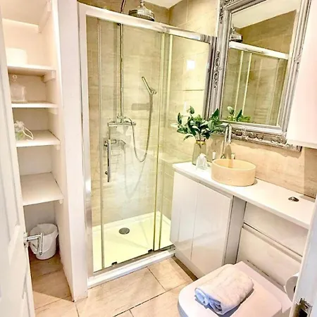 Beautiful 4-br! Outdoor Seating! 2 Free Parking! Sleep 9 Ferienhaus Manchester