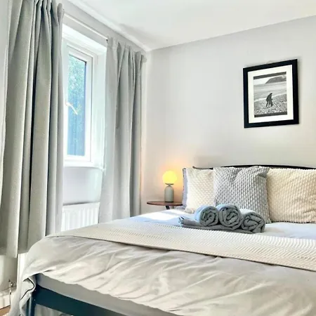 Beautiful 4-br! Outdoor Seating! 2 Free Parking! Sleep 9 Manchester