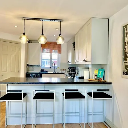 Beautiful 4-br! Outdoor Seating! 2 Free Parking! Sleep 9 * Manchester