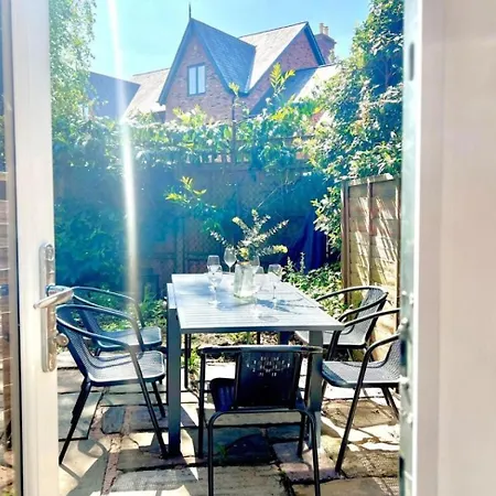 Beautiful 4-br! Outdoor Seating! 2 Free Parking! Sleep 9