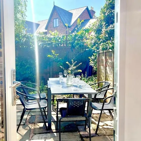 Beautiful 4-br! Outdoor Seating! 2 Free Parking! Sleep 9