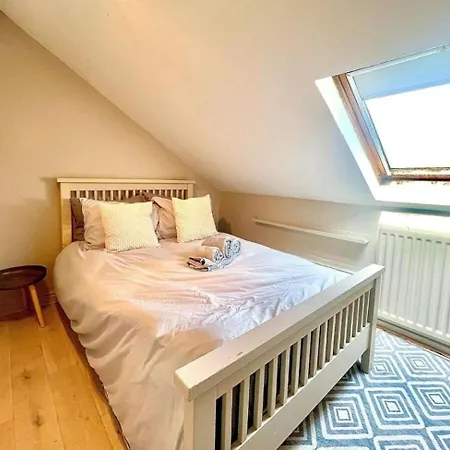 Beautiful 4-br! Outdoor Seating! 2 Free Parking! Sleep 9 Manchester