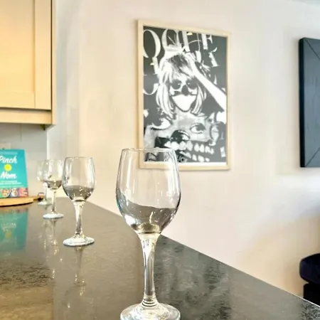 Beautiful 4-br! Outdoor Seating! 2 Free Parking! Sleep 9 * Mánchester