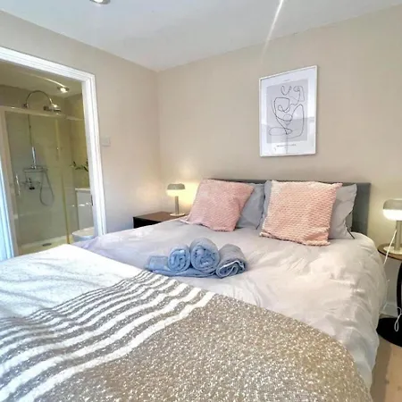 Beautiful 4-br! Outdoor Seating! 2 Free Parking! Sleep 9