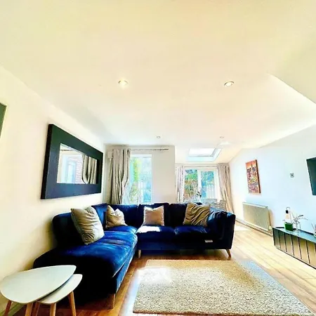 Ferienhaus Beautiful 4-br! Outdoor Seating! 2 Free Parking! Sleep 9