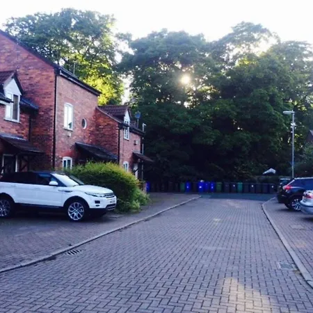 Beautiful 4-br! Outdoor Seating! 2 Free Parking! Sleep 9 Holiday home Manchester