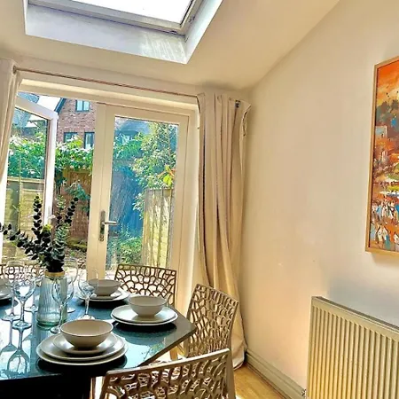 Beautiful 4-br! Outdoor Seating! 2 Free Parking! Sleep 9 *