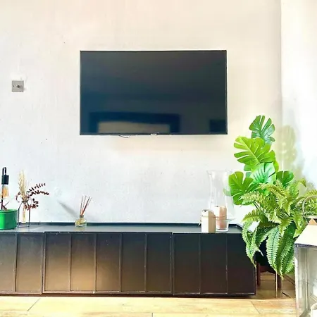 Beautiful 4-br! Outdoor Seating! 2 Free Parking! Sleep 9 Ferienhaus *