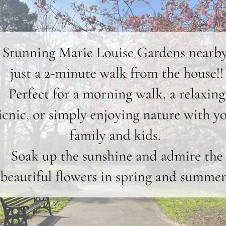 Beautiful 4-br! Outdoor Seating! 2 Free Parking! Sleep 9 Ferienhaus Manchester