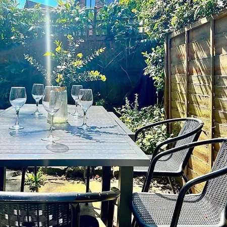 Beautiful 4-br! Outdoor Seating! 2 Free Parking! Sleep 9 Manchester