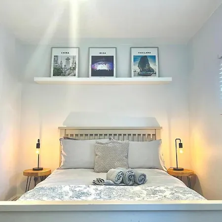Beautiful 4-br! Outdoor Seating! 2 Free Parking! Sleep 9 Ferienhaus *