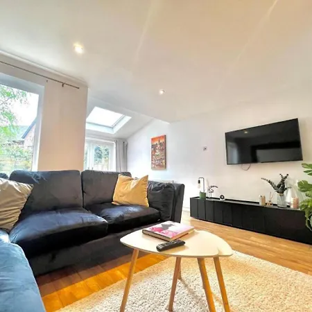 Beautiful 4-br! Outdoor Seating! 2 Free Parking! Sleep 9 Manchester