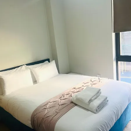 Cozy With Private Bathroom Close To Centre In Shared Homestay Manchester