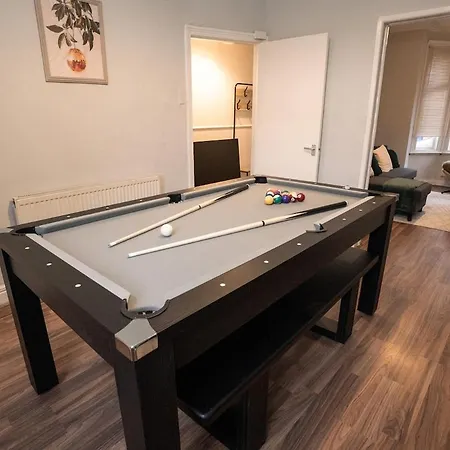 Апартаменты Comfortable Long Near Old Trafford With Pool Table *