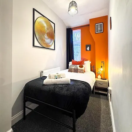 Апартаменты Comfortable Long Near Old Trafford With Pool Table