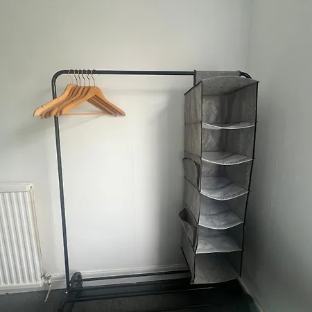 Spacious House Close To With Free Parking *