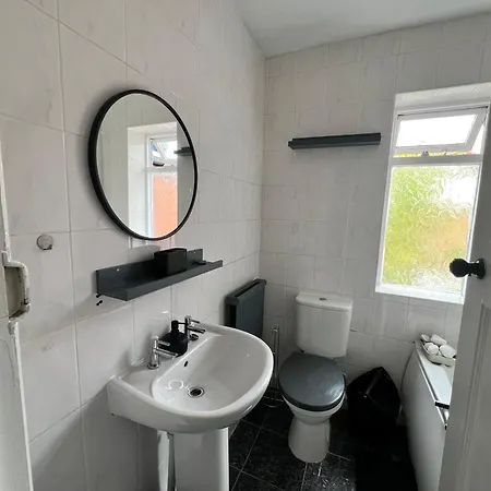 Spacious House Close To With Free Parking