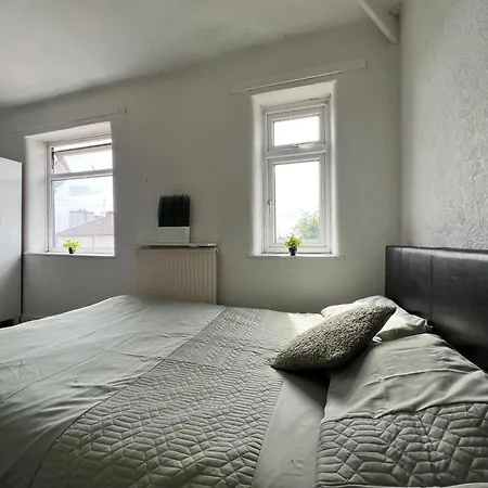 Holiday home Spacious House Close To With Free Parking