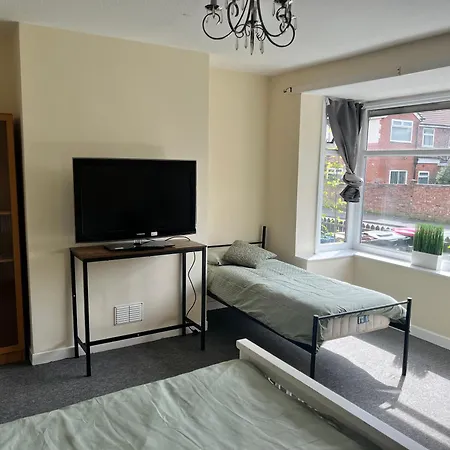 Spacious House Close To With Free Parking Manchester