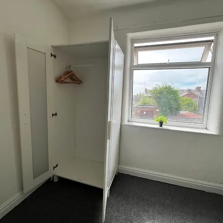 Spacious House Close To With Free Parking Ferienhaus Manchester