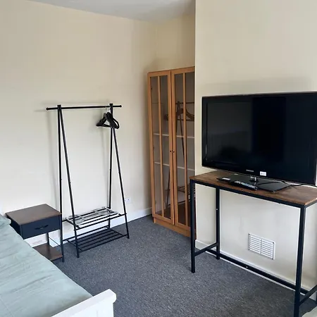 Spacious House Close To With Free Parking Holiday home Manchester