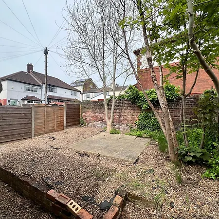 Spacious House Close To With Free Parking *