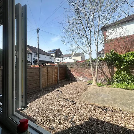 Spacious House Close To With Free Parking