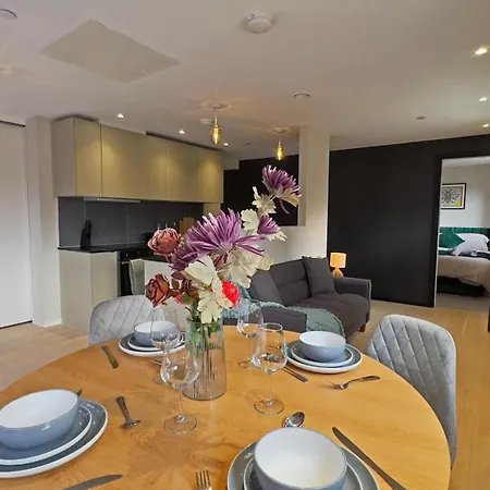 2 Bedroom With Free Parking In Centre, By Eason - Ideal For Weekend Getaways & Business Travel