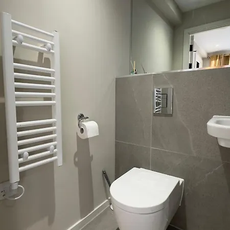 Apartment 2 Bedroom With Free Parking In Centre, By Eason - Ideal For Weekend Getaways & Business Travel