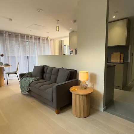 Apartment 2 Bedroom With Free Parking In Centre, By Eason - Ideal For Weekend Getaways & Business Travel *