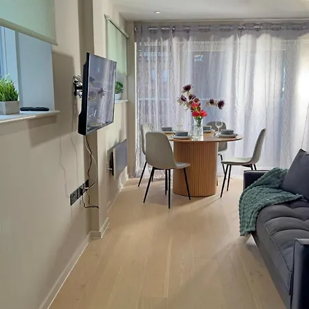 2 Bedroom With Free Parking In Centre, By Eason - Ideal For Weekend Getaways & Business Travel Apartment