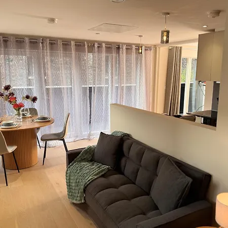 Apartment 2 Bedroom With Free Parking In Centre, By Eason - Ideal For Weekend Getaways & Business Travel