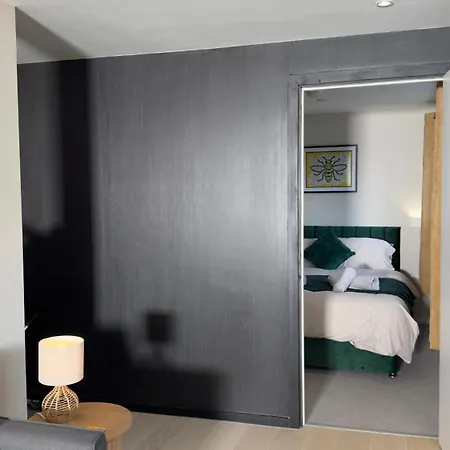 2 Bedroom With Free Parking In Centre, By Eason - Ideal For Weekend Getaways & Business Travel Apartment *
