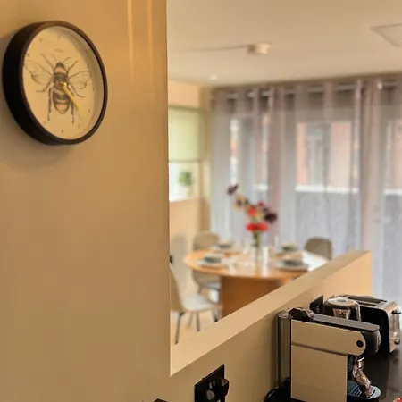 Apartment 2 Bedroom With Free Parking In Centre, By Eason - Ideal For Weekend Getaways & Business Travel *