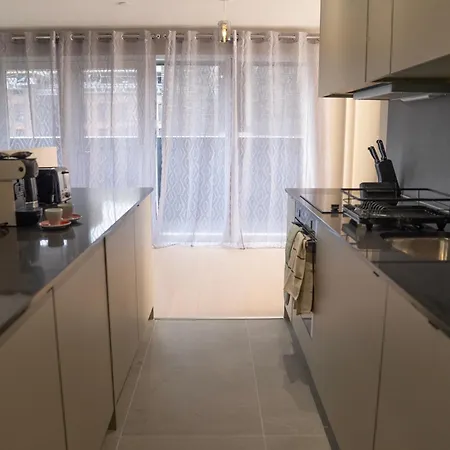 Apartment 2 Bedroom With Free Parking In Centre, By Eason - Ideal For Weekend Getaways & Business Travel