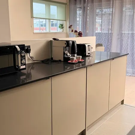 Apartment 2 Bedroom With Free Parking In Centre, By Eason - Ideal For Weekend Getaways & Business Travel *