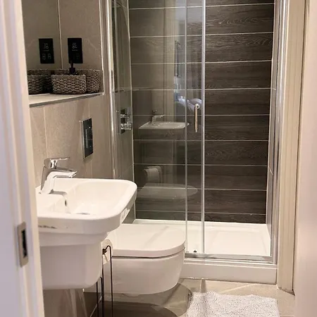 Apartment 2 Bedroom With Free Parking In Centre, By Eason - Ideal For Weekend Getaways & Business Travel Manchester