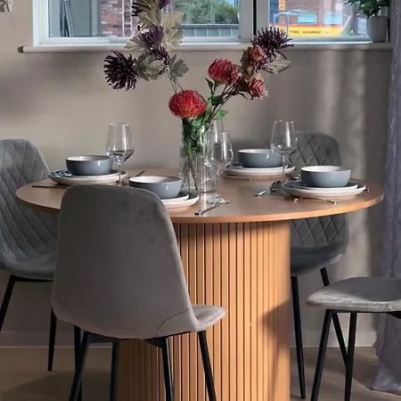 Apartment 2 Bedroom With Free Parking In Centre, By Eason - Ideal For Weekend Getaways & Business Travel