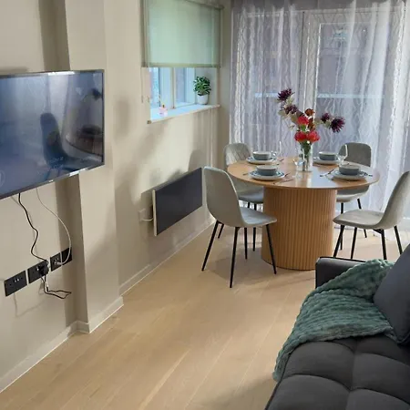 2 Bedroom With Free Parking In Centre, By Eason - Ideal For Weekend Getaways & Business Travel Apartment *