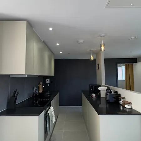 Apartment 2 Bedroom With Free Parking In Centre, By Eason - Ideal For Weekend Getaways & Business Travel *