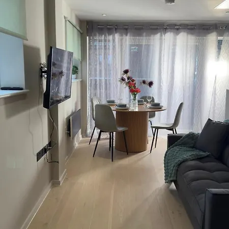 2 Bedroom With Free Parking In Centre, By Eason - Ideal For Weekend Getaways & Business Travel