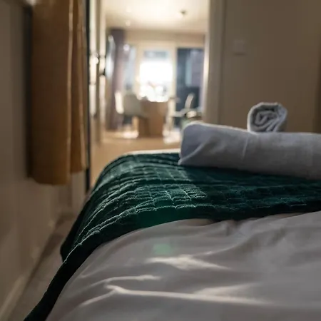 2 Bedroom With Free Parking In Centre, By Eason - Ideal For Weekend Getaways & Business Travel Apartment *