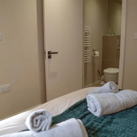 Apartment 2 Bedroom With Free Parking In Centre, By Eason - Ideal For Weekend Getaways & Business Travel
