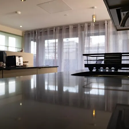 2 Bedroom With Free Parking In Centre, By Eason - Ideal For Weekend Getaways & Business Travel *