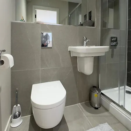 Apartment 2 Bedroom With Free Parking In Centre, By Eason - Ideal For Weekend Getaways & Business Travel