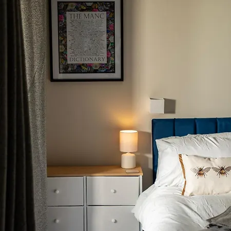 Apartment 2 Bedroom With Free Parking In Centre, By Eason - Ideal For Weekend Getaways & Business Travel *