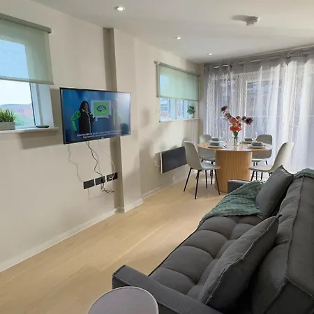 2 Bedroom With Free Parking In Centre, By Eason - Ideal For Weekend Getaways & Business Travel Manchester